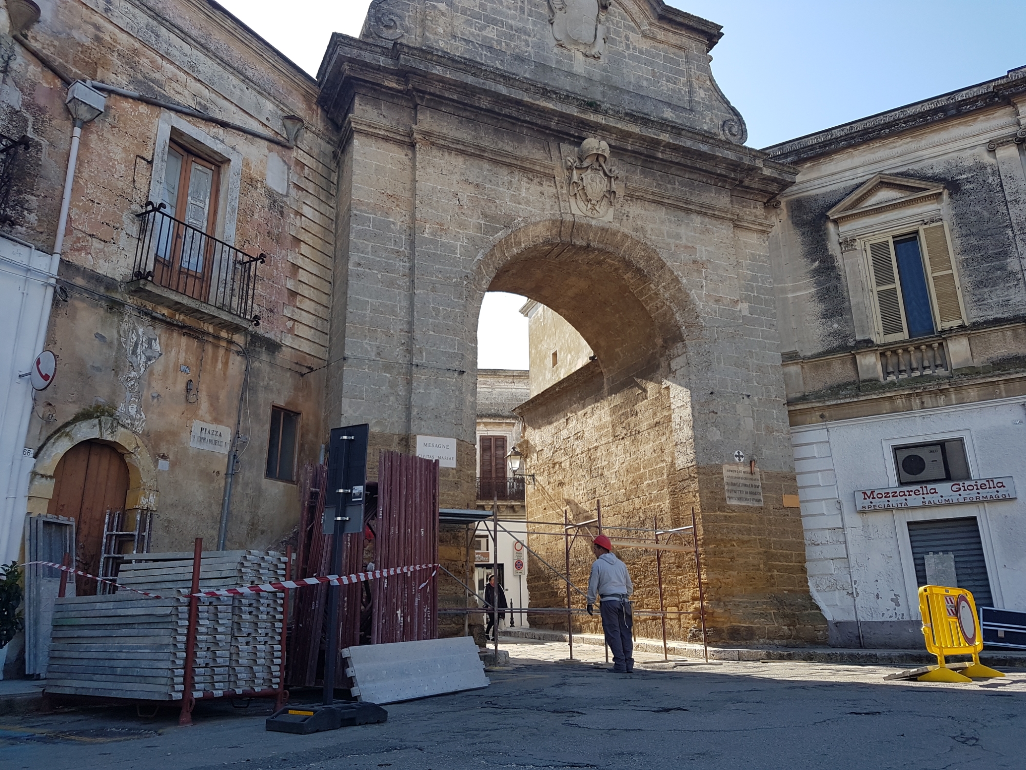 Iniziati i lavori di ristrutturazione di porta grande qui mesagne ... Lavori di ristrutturazione