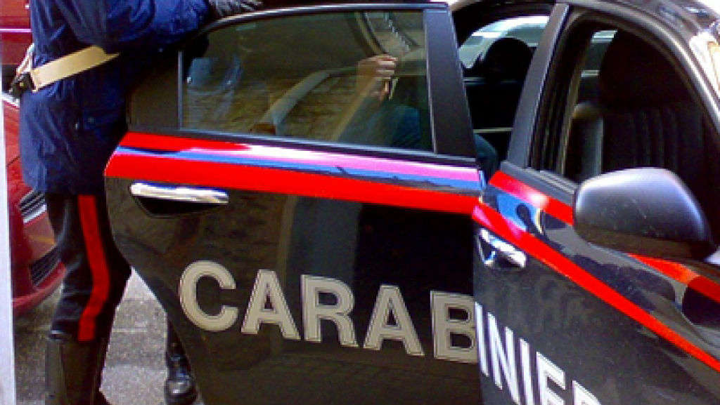 Latiano, “Mi devi dei soldi” e si impossessa dello smartphone. Arrestato