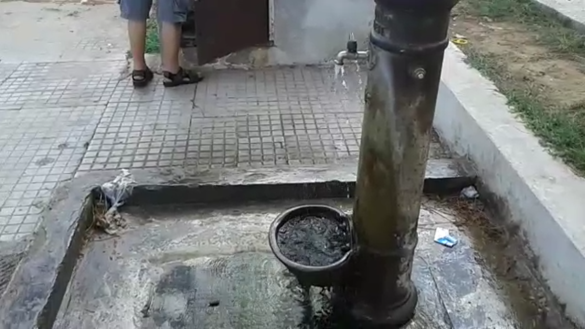 Mentre a Roma si chiudono i “Nasoni”, da noi colano i nasini delle fontane – VIDEO