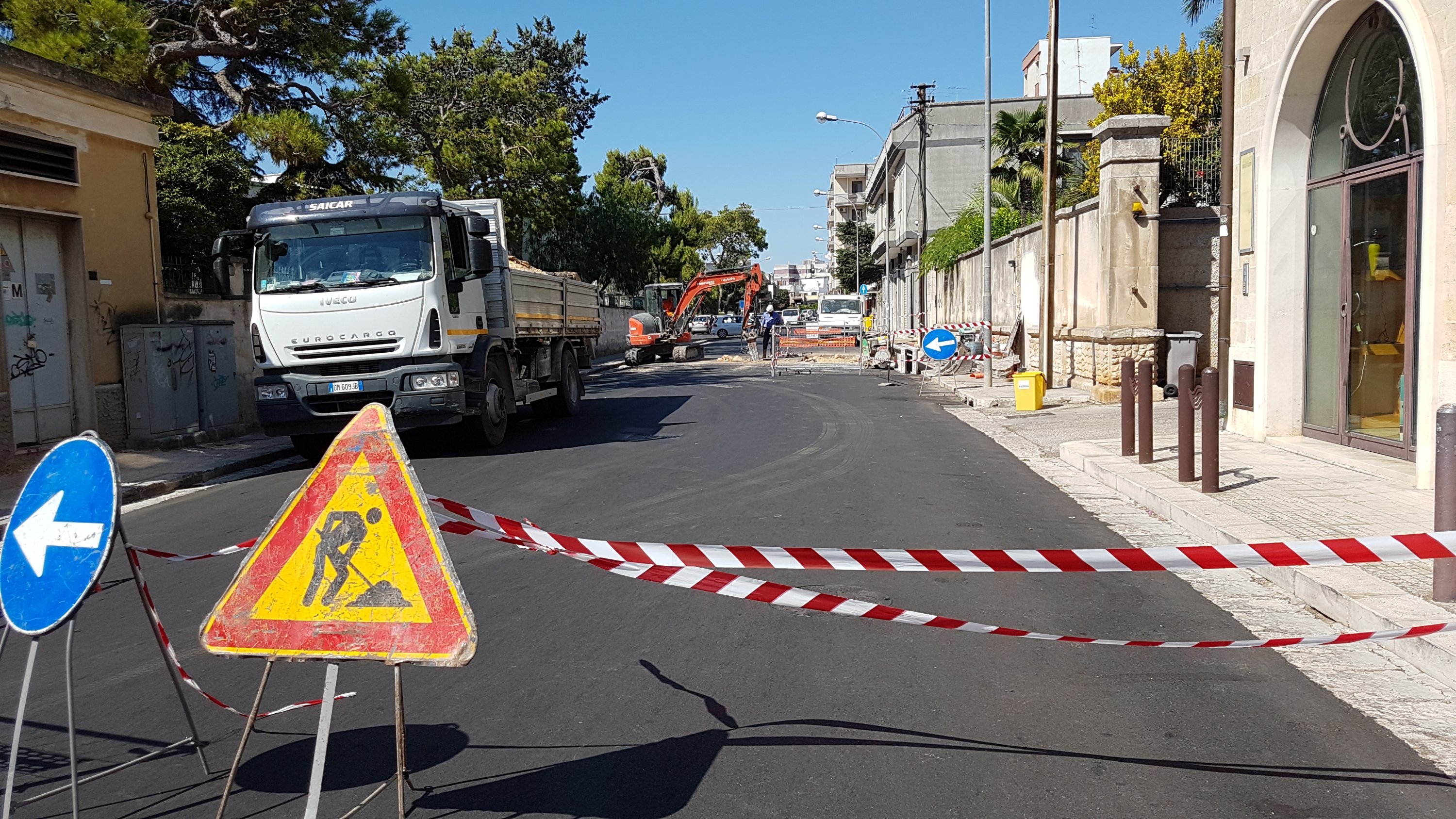 Interventi urgenti sul manto stradale appena rifatto