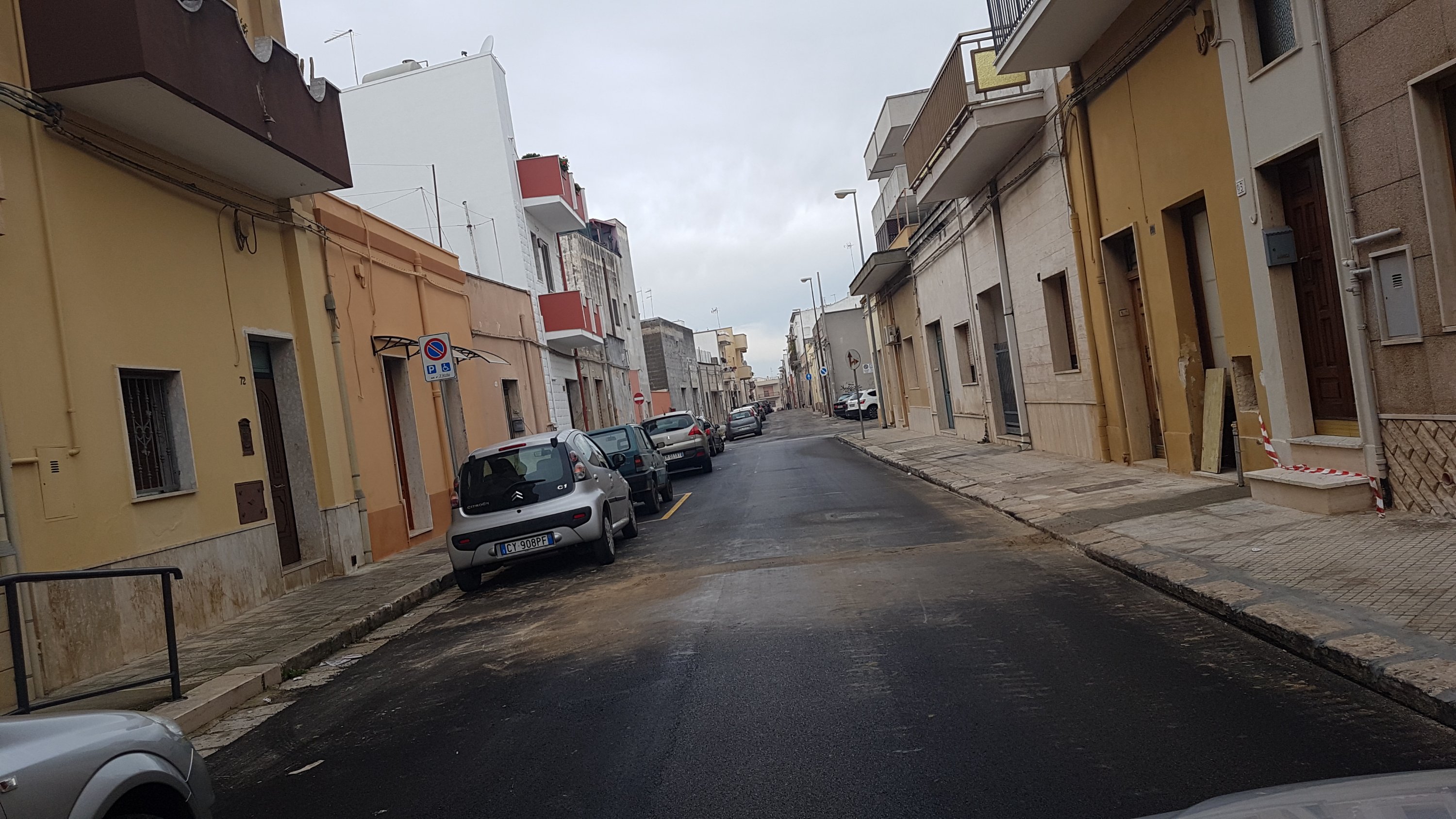 Sfregiato anche l’asfalto nuovo di via Catiniano