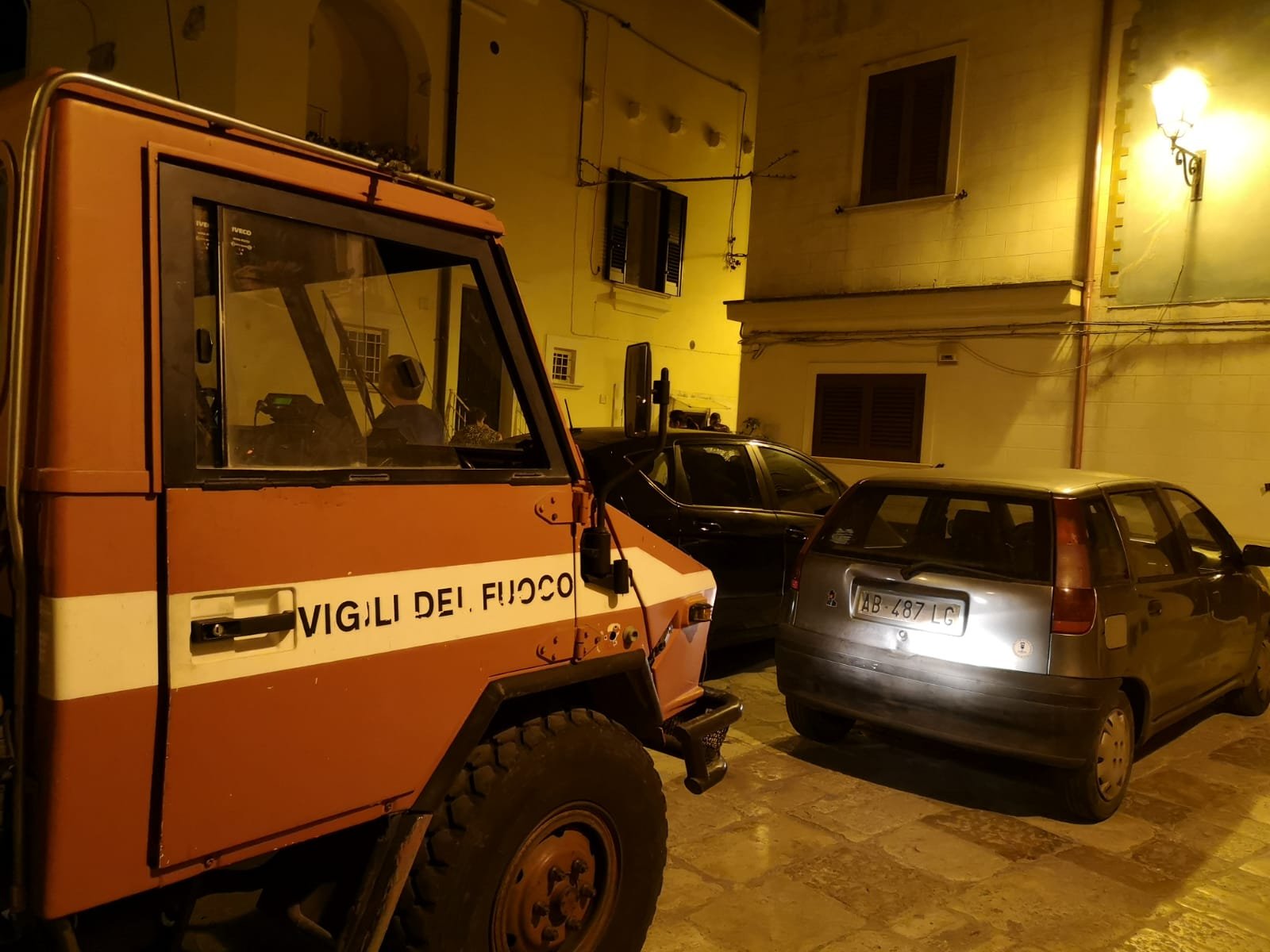 Donna sola cade in casa, arrivano i pompieri per soccorrerla