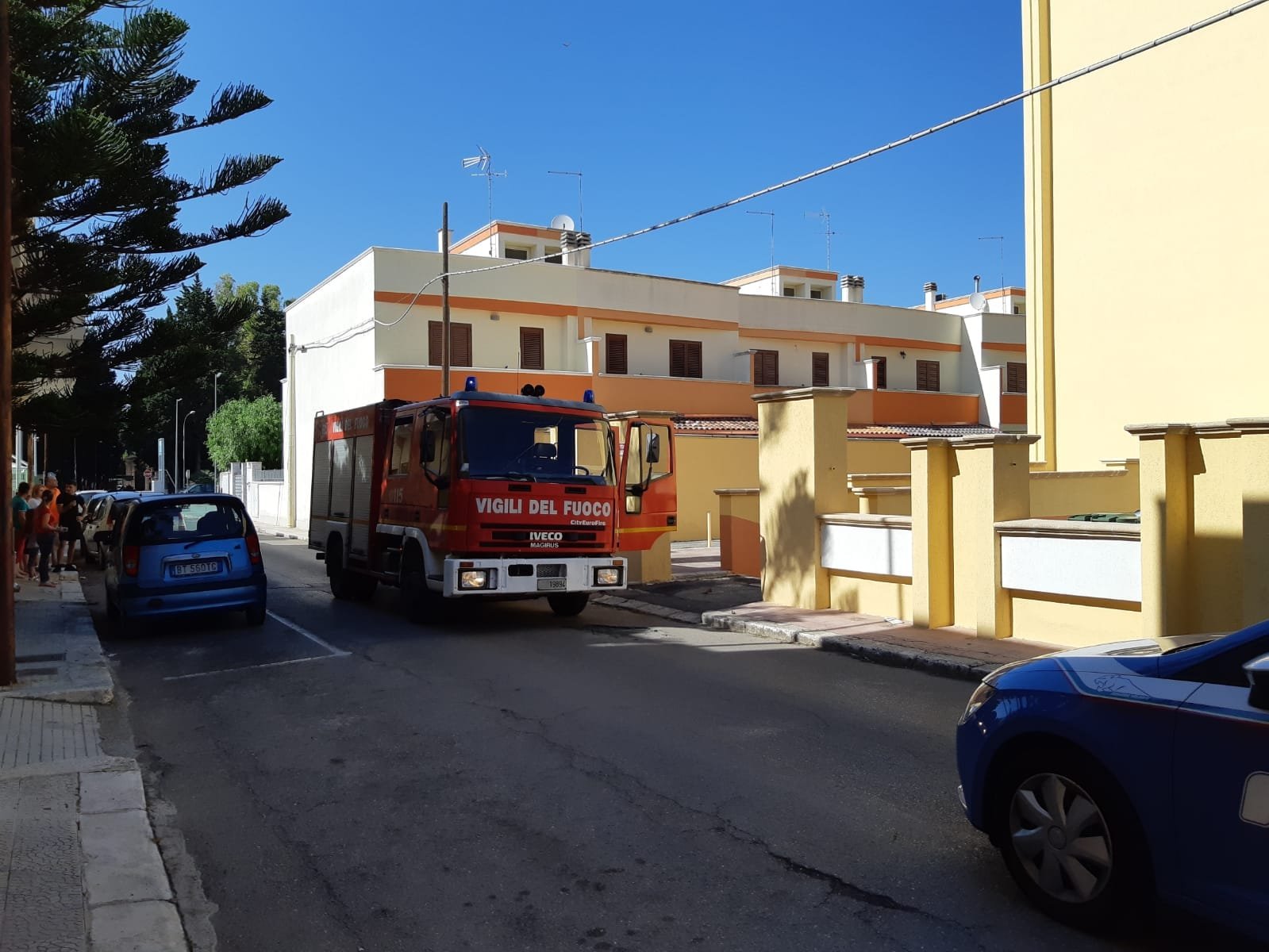 Fiamme da una bombola di gas mettono in pericolo un condominio