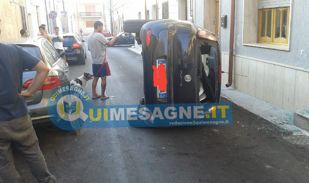 Si ribalta dopo aver tamponato auto in sosta