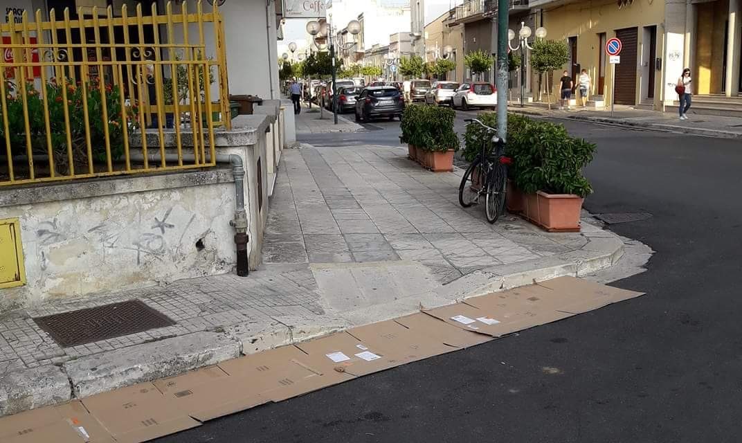 Invivibile l’aria intorno ad alcune griglie di fogna bianca, ma attenzione
