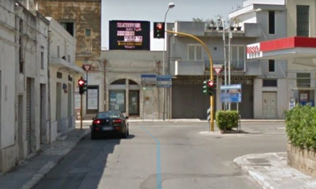 UFFICIO RECLAMI – Gli uffici comunali fermi davanti a un semaforo spento