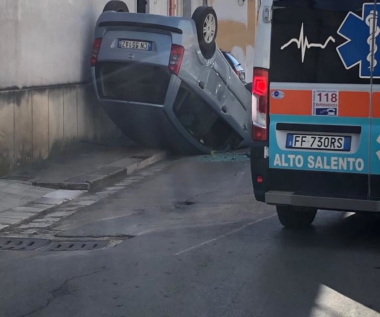 Auto cappotta su via Riformati