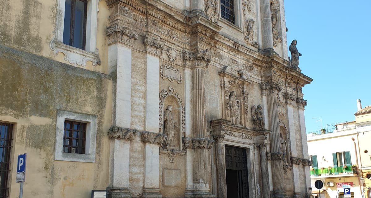 Cadono pietre dalla facciata di Santa Maria