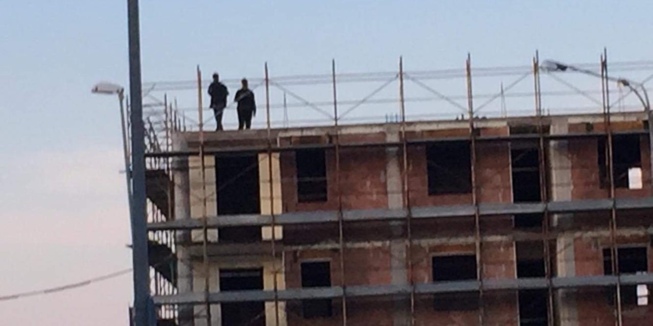 Ragazzi giocano sul palazzo abbandonato. Bisogna intervenire!